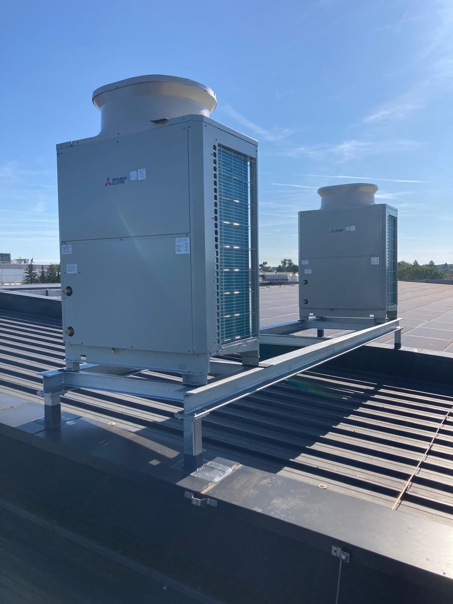 CO2-Wärmepumpen auf dem Dach des Hotelkomplexes